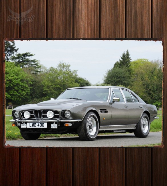 Металлическая табличка Aston Martin Lagonda V8 Saloon Металлическая табличка Aston Martin Lagonda V8 Saloon